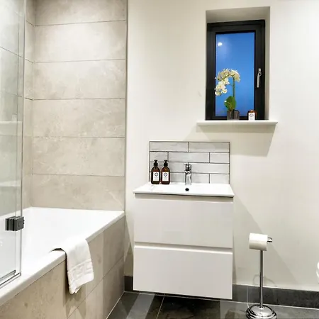 The Penthouse - Allocated Parking With City Views Ripon Esterno foto