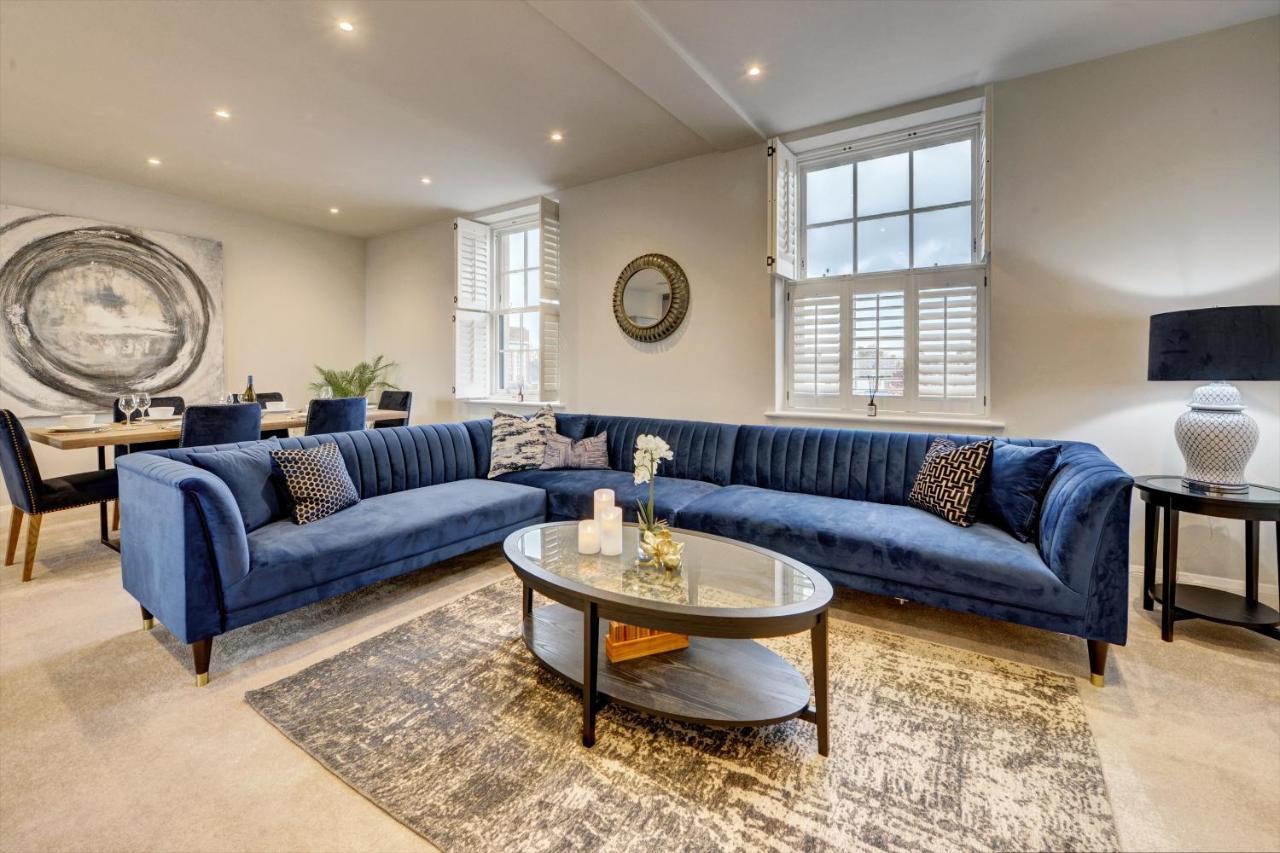 The Penthouse - Allocated Parking With Views Apartment *